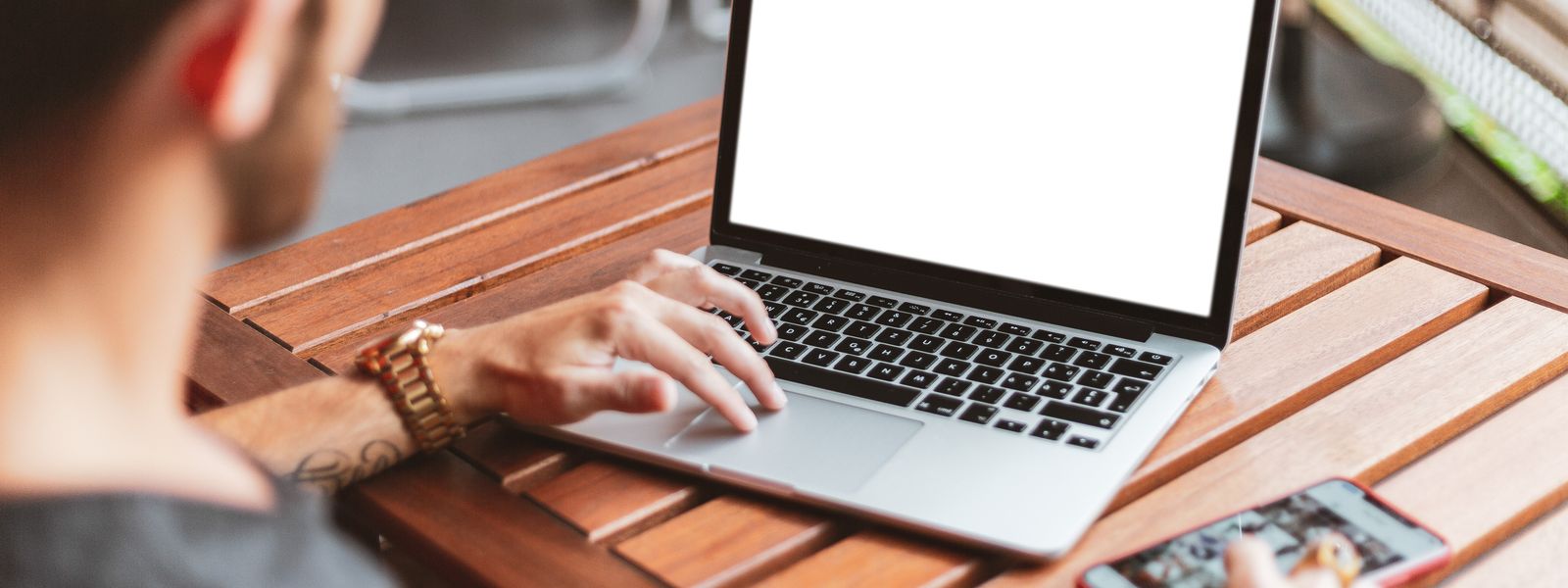 Ragazzo di spalle che lavora al laptop